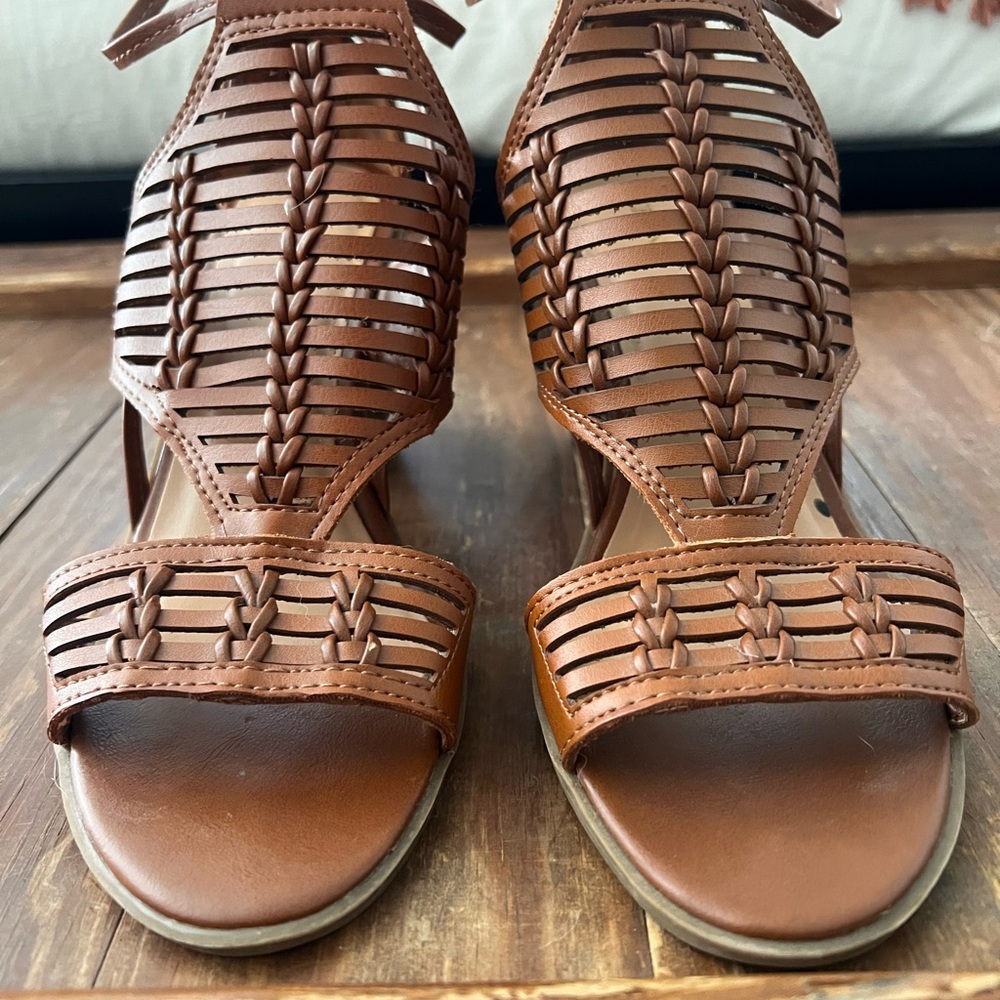BOHO MEETS MODERN – Brown Leather Cutout Heels w/ Chunky Wooden Heel | Size 8